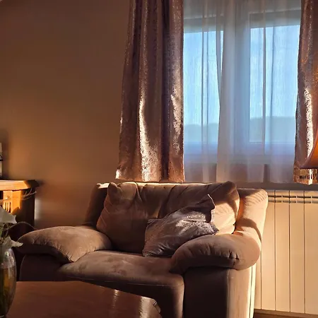 Wildstone Krusi - Pool & 1 アパート