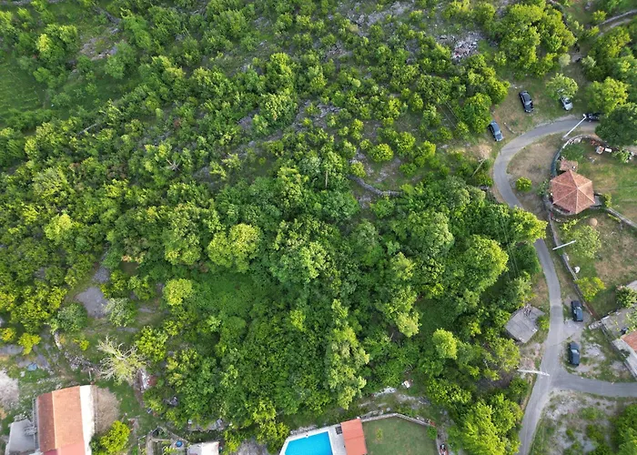 Wildstone Krusi - Pool & 1 アパート *