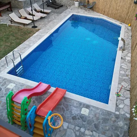 Wildstone Krusi - Pool & 1 アパート *